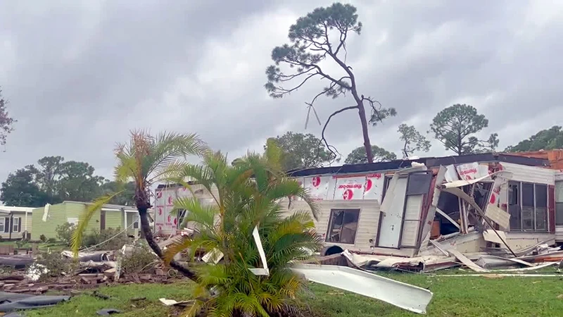 Nhiều nhà ở Florida bị phá hủy do bão. (Ảnh REUTERS)