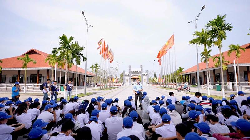 Thuyết minh cho đoàn khách tại Đền thờ Vua Hùng (thành phố Cần Thơ).