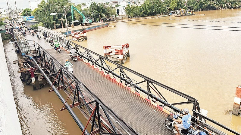 Cầu sắt Long Kiểng (huyện Nhà Bè) được đề nghị tháo dỡ khẩn cấp do xuống cấp, không bảo đảm an toàn cho người và phương tiện lưu thông. (Ảnh TUẤN VƯƠNG)