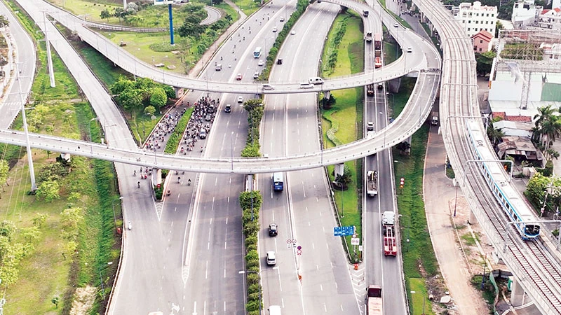 Tuyến Metro số 1 (Bến Thành- Suối Tiên) dự kiến đưa vào khai thác thương mại vào tháng 12 năm nay, có quy hoạch gắn với các khu vực phát triển giao thông công cộng.