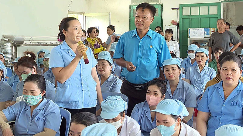 Liên đoàn Lao động tỉnh Bình Phước tổ chức tuyên truyền, phổ biến pháp luật cho hơn 150 công nhân, người lao động Công ty LD Medevice 3S, thị xã Chơn Thành. (Ảnh ĐỖ TRÌNH)