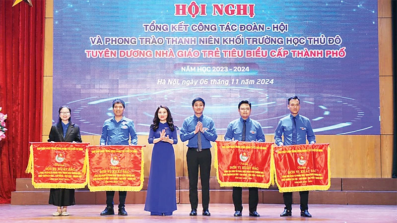 Nhiều cơ sở đoàn thuộc Thành đoàn Hà Nội được Trung ương Đoàn, Trung ương Hội Sinh viên Việt Nam tặng cờ thi đua.