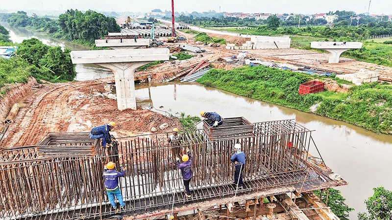 Thi công trên tuyến đường vành đai 4 - Vùng Thủ đô đoạn qua huyện Mê Linh. (Ảnh NGỌC TÂN)