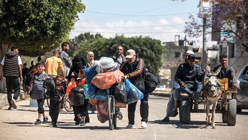 Người dân ở Dải Gaza chạy trốn khỏi xung đột.