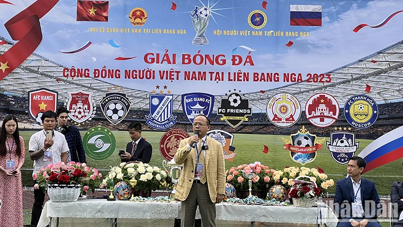 Chủ tịch Hội người Việt Nam tại Nga Đỗ Xuân Hoàng phát biểu tại lễ khai mạc. (Ảnh: Xuân Hưng)