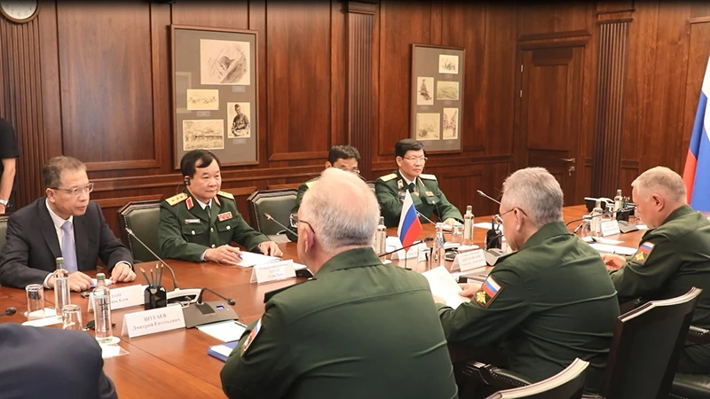 Thượng tướng Hoàng Xuân Chiến chào xã giao Bộ trưởng Quốc phòng Liên bang Nga, Đại tướng Sergei Shoigu.