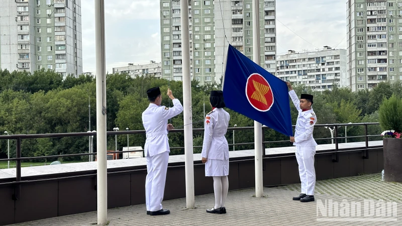 Lễ thượng cờ ASEAN tại Nga. (Ảnh: THÙY VÂN)