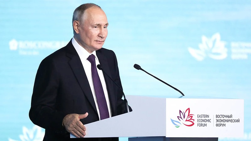 Tổng thống Nga Vladimir Putin phát biểu tại phiên toàn thể EEF-2023. (Ảnh: KREMLIN.RU)