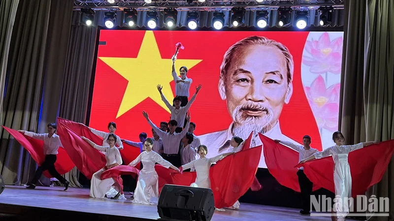 Tiết mục biểu diễn của sinh viên Việt Nam tại Ngày hội hữu nghị các dân tộc được tổ chức tại UrFU.