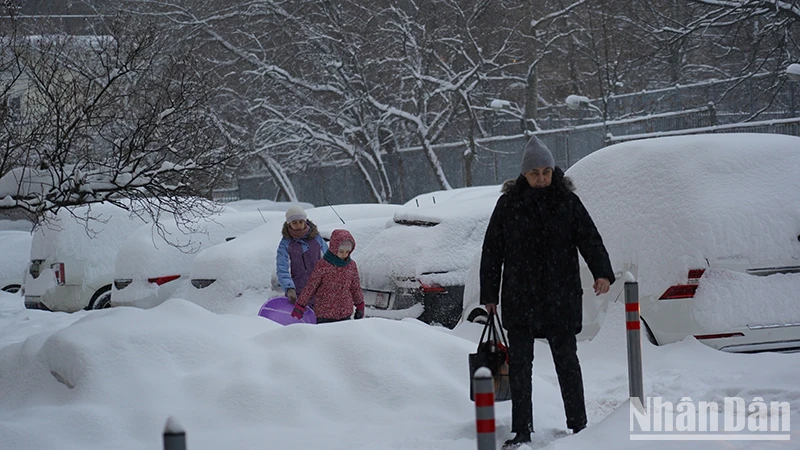 Người dân Moskva đi lại khó khăn trong thời tiết khắc nghiệt do tuyết rơi dày. (Ảnh: XUÂN HƯNG)