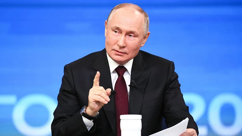Tổng thống Nga Vladimir Putin trả lời câu hỏi trong cuộc họp báo. (Ảnh: KREMLIN:RU)