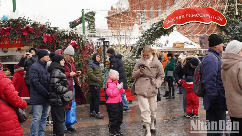 Người dân Moskva vui vẻ chuẩn bị đón Giáng sinh. (Ảnh: XUÂN HƯNG)