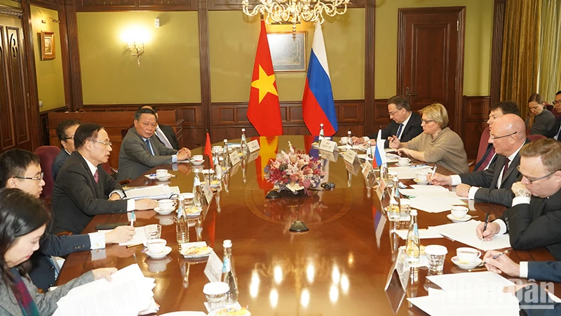 Đoàn hội kiến, làm việc với Phó Thủ tướng Liên bang Nga Dmitry Chernyshenko. (Ảnh: XUÂN HƯNG)