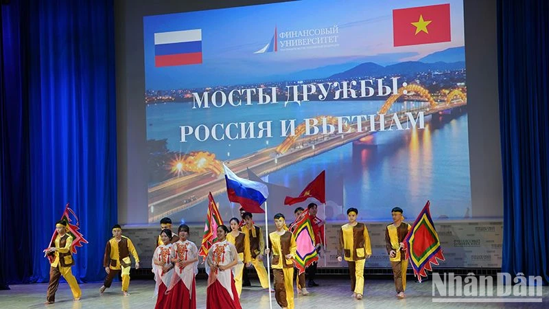 Hình ảnh Quốc kỳ Việt Nam và Liên bang Nga trong chương trình biểu diễn nghệ thuật ca ngợi tình hữu nghị giữa hai nước.