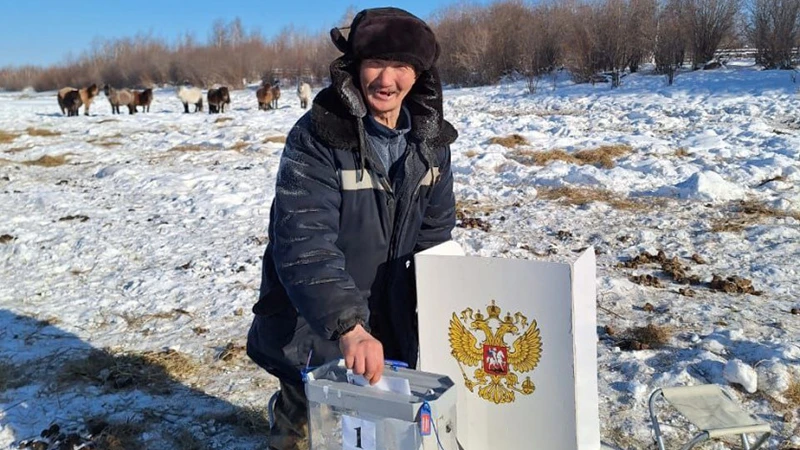 Người dân ở Yakutia tham gia bỏ phiếu sớm bầu Tổng thống Nga. (Ảnh: Yakutia24.ru)
