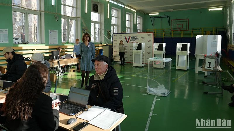 Người dân Nga đi bỏ phiếu bầu Tổng thống Nga tại điểm bỏ phiếu ở thủ đô Moskva. (Ảnh: Xuân Hưng)