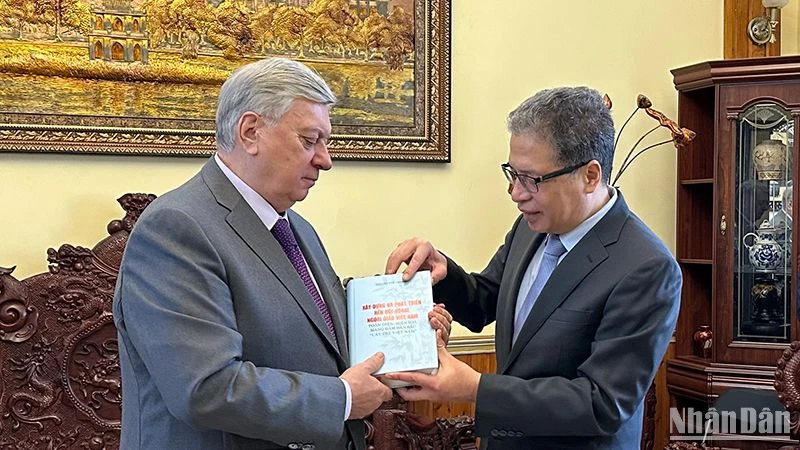 Đại sứ Đặng Minh Khôi trao tặng Hiệu trưởng MGIMO cuốn sách của Tổng Bí thư Nguyễn Phú Trọng. (Ảnh: THÙY VÂN)