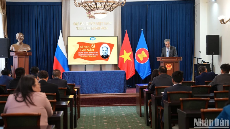 Đại sứ Việt Nam tại Nga Đặng Minh Khôi đọc diễn văn tại lễ mít-tinh. (Ảnh: XUÂN HƯNG)