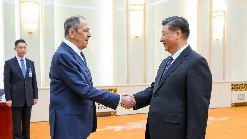 Chủ tịch Trung Quốc Tập Cận Bình (phải) tiếp Bộ trưởng Ngoại giao Nga Sergei Lavrov. (Ảnh: Bộ Ngoại giao Nga)