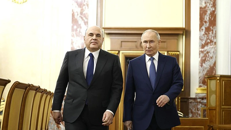 Tổng thống Nga Vladimir Putin (phải) và Thủ tướng Mikhail Mishustin. (Ảnh: KREMLIN.RU)