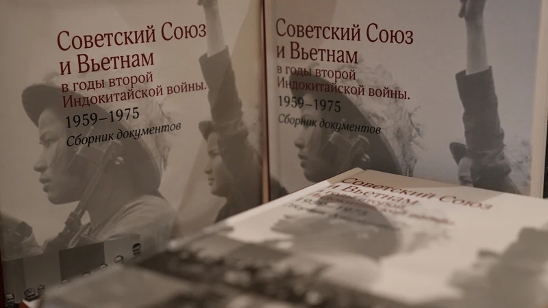 Bìa cuốn sách “Liên Xô và Việt Nam trong những năm Chiến tranh Đông Dương lần thứ hai 1959-1975: Tuyển tập các văn kiện”. (Ảnh: XUÂN HƯNG)