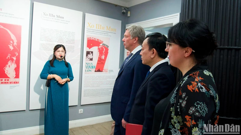 Ông Aleksey Russkich, Thống đốc tỉnh Ulyanovsk và ông Vũ Mạnh Hà, Giám đốc Bảo tàng Hồ Chí Minh tham dự lễ khai mạc Triển lãm.