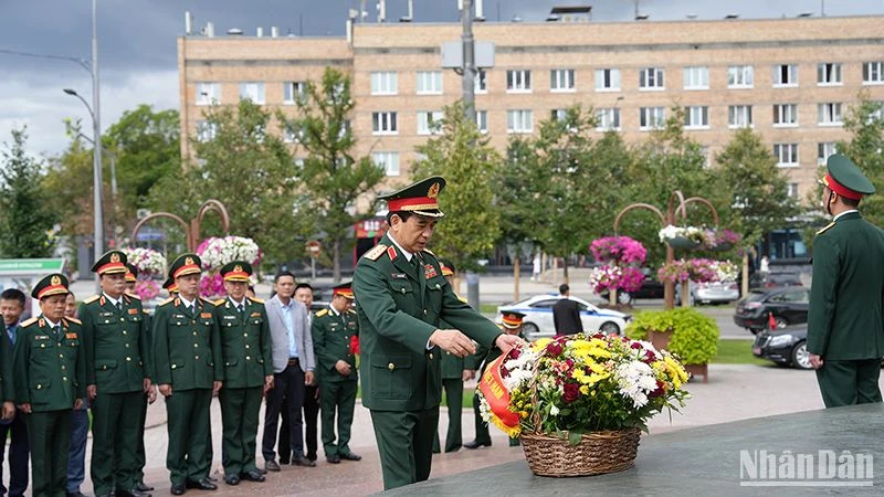 Đại tướng Phan Văn Giang và các đại biểu dâng hoa tại Tượng đài Chủ tịch Hồ Chí Minh ở Moskva. (Ảnh: XUÂN HƯNG)