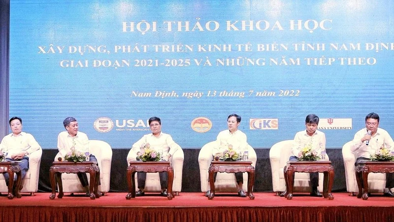 Các đại biểu tập trung thảo luận, phân tích các giải pháp để tiếp tục xây dựng, phát triển vùng kinh tế biển tỉnh Nam Định trong thời gian tới.