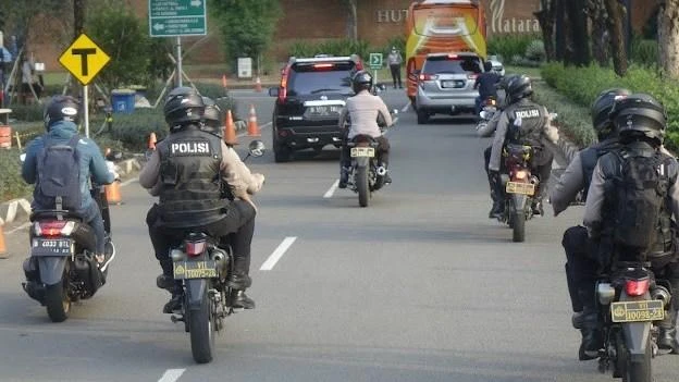 Lực lượng an ninh hộ tống xe chở U19 Việt Nam ra sân tập. (Nguồn: VFF)