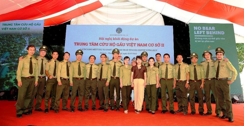 Lãnh đạo Tổng cục Lâm nghiệp, Cục Kiểm lâm và Tổ chức Động vật Châu Á chụp ảnh lưu niệm cùng lực lượng kiểm lâm Vườn quốc gia Bạch Mã.