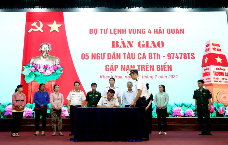 Đại diện Bộ Tư lệnh Vùng 4 Hải quân ký biên bản bàn giao 5 ngư dân trên tàu cá bị nạn cho đại diện Bộ Chỉ huy Bộ đội Biên phòng tỉnh Bình Thuận và Ủy ban nhân dân thành phố Phan Thiết.