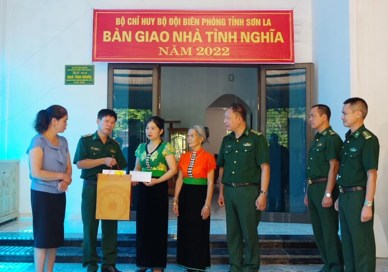Đồng chí Đại tá Vũ Đức Tú, Phó Chính ủy Bộ đội Biên phòng tỉnh Sơn La trao tiền hỗ trợ cho gia đình liệt sĩ Hà Trọng Hưng.