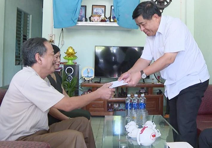 Bộ trưởng Kế hoạch và Đầu tư Nguyễn Chí Dũng thăm gia đình ông Nguyễn Quang Châu, phường An Xuân, thành phố Tam Kỳ.