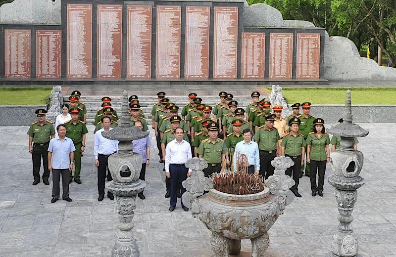 Lãnh đạo Bộ Công an và tỉnh Tuyên Quang dâng hương Chủ tịch Hồ Chí Minh và các Anh hùng liệt sĩ tại Khu di tích Nha Công an Trung ương.