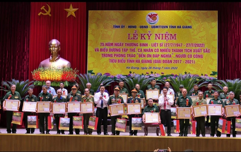 Lãnh đạo tỉnh Hà Giang tặng Bằng khen và quà cho 60 người có công tiêu biểu.