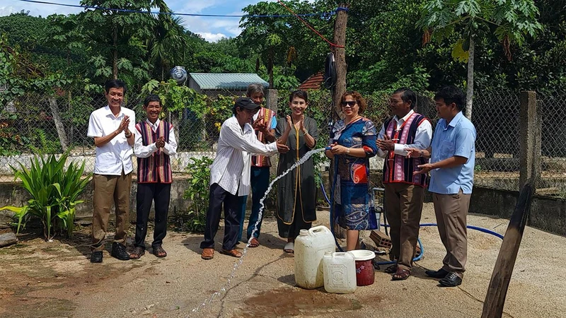 Đại diện nhà tài trợ bàn giao giếng nước sạch cho đồng bào huyện miền núi Vân Canh.
