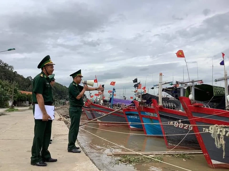Bộ đội Biên phòng Thanh Hóa đôn đốc, hướng dẫn ngư dân neo đậu tàu thuyền an toàn.