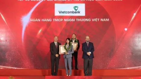 Bà Phan Thị Thanh Tâm, Phó trưởng Văn phòng đại diện Vietcombank tại khu vực phía Nam, đại diện Vietcombank (đứng giữa hàng đầu) nhận vinh danh từ Ban tổ chức trong Lễ công bố Top 50 công ty đại chúng uy tín và hiệu quả năm 2022.