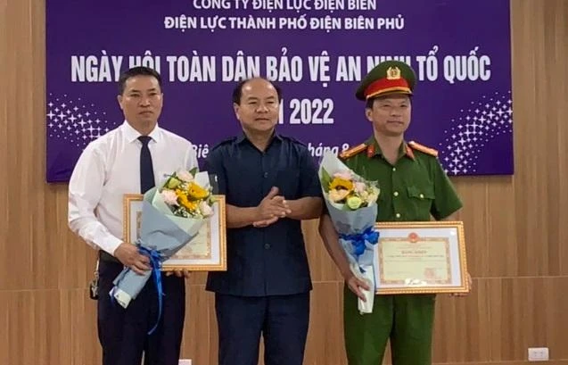 Ông Đào Hoài Nam, Phó Chủ tịch UBND thành phố Điện Biên Phủ trao Giấy khen tặng Điện lực thành phố và Công an thành phố có nhiều thành tích trong thực hiện phong trào Toàn dân bảo vệ an ninh Tổ quốc. 