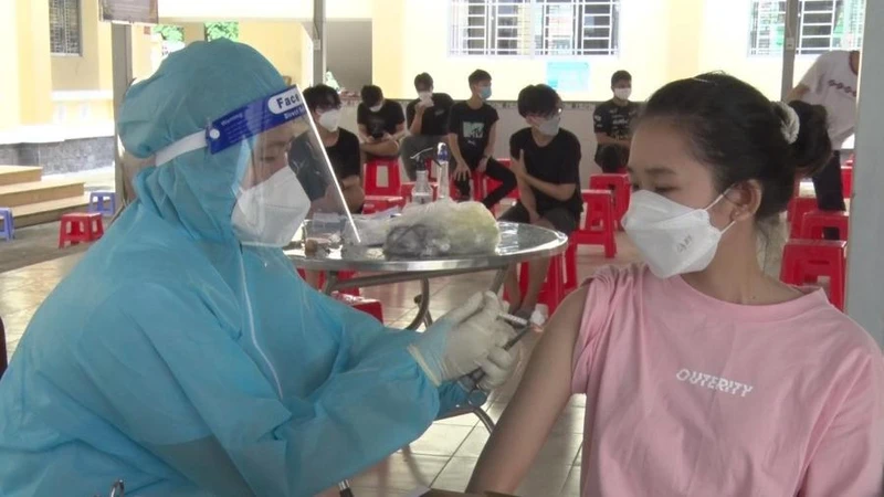 Tiêm vaccine phòng Covid-19 cho học sinh ở thành phố Tân An (Long An).