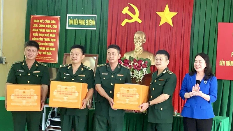 Phó chủ tịch nước Võ Thị Ánh Xuân tặng quà cho cán bộ, chiến sĩ Đồn Biên phòng Sê-Rê-Pốk.