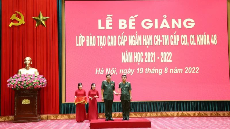 Thượng tướng Trần Việt Khoa trao giấy chứng nhận tốt nghiệp cho học viên.