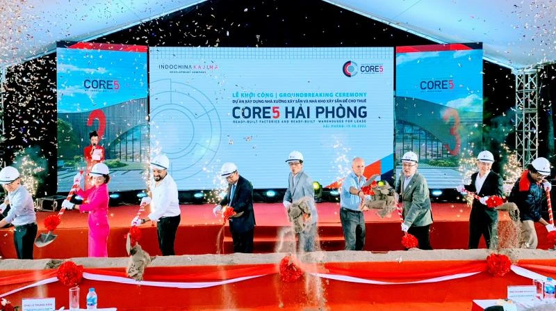 Các đại biểu thực hiện nghi thức khởi công dự án Core5 tại Hải Phòng.