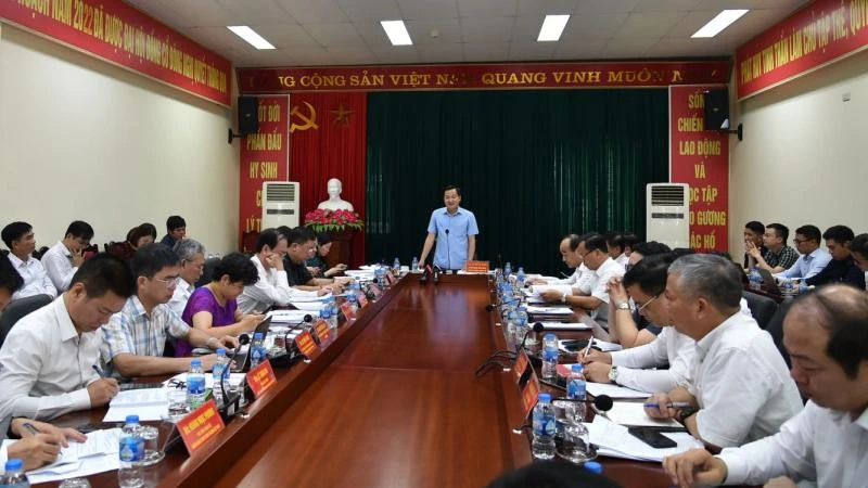 Phó Thủ tướng Lê Minh Khái chủ trì họp với các bộ, ngành, đơn vị liên quan về hai dự án. (Ảnh: baochinhphu.vn)