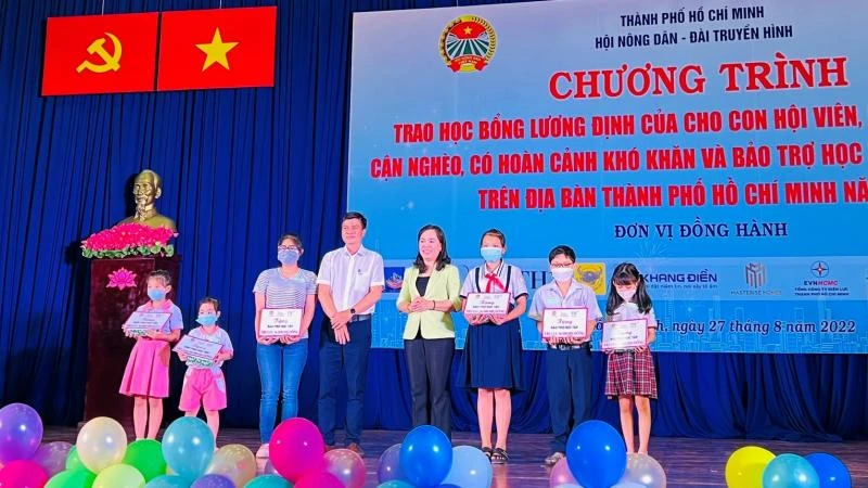 Các em học sinh nhận bảo trợ của Quỹ “Vì tầm vóc Việt”.