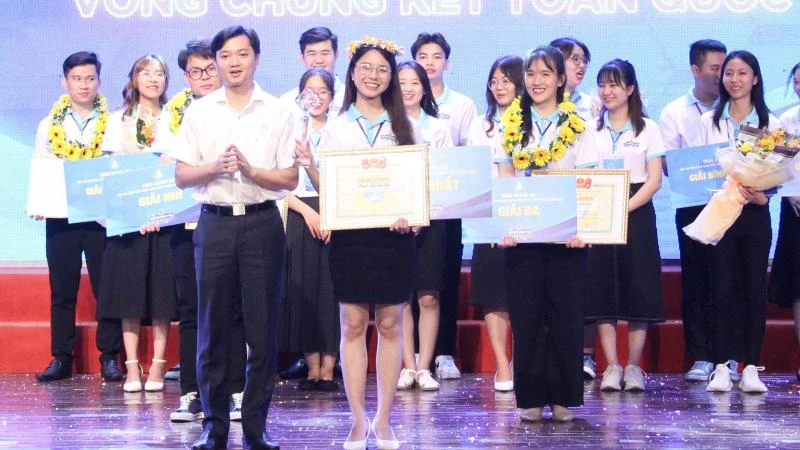 Trao giải Nhất Thủ lĩnh sinh viên toàn quốc cho Nguyễn Thị Châu Anh.
