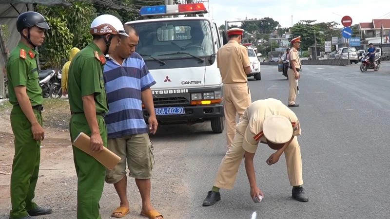 Khám nghiệm hiện trường vụ xe ô-tô làm rơi học sinh xuống đường trong quá trình lưu thông tại Đồng Nai năm 2019.