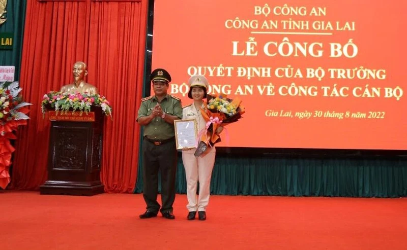 Thiếu tướng, Giám đốc Công an tỉnh Gia Lai Rah Lan Lâm trao quyết định cho Phó Giám đốc Công an Gia Lai Ksor H’Bơ Khắp.