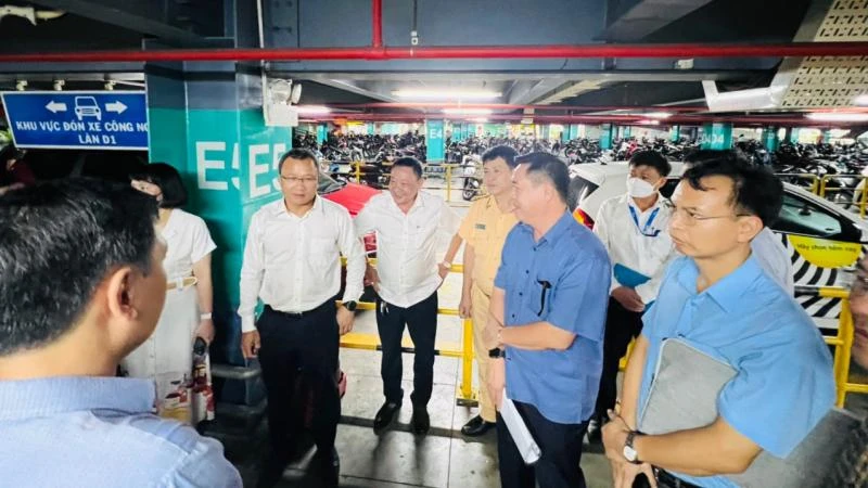 Đoàn Ủy ban An toàn giao thông quốc gia kiểm tra thực tế khu vực xe ta-xi, xe công nghệ đón hành khách tại sân bay Tân Sơn Nhất.