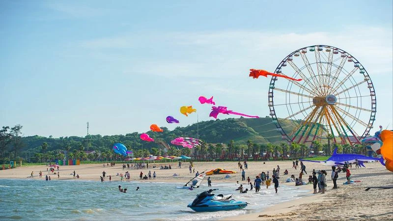 Một địa điểm du lịch thuộc xã Tiến Thành, thành phố Phan Thiết thu hút rất đông du khách tham gia các hoạt động vui chơi, giải trí, thể thao trên biển.